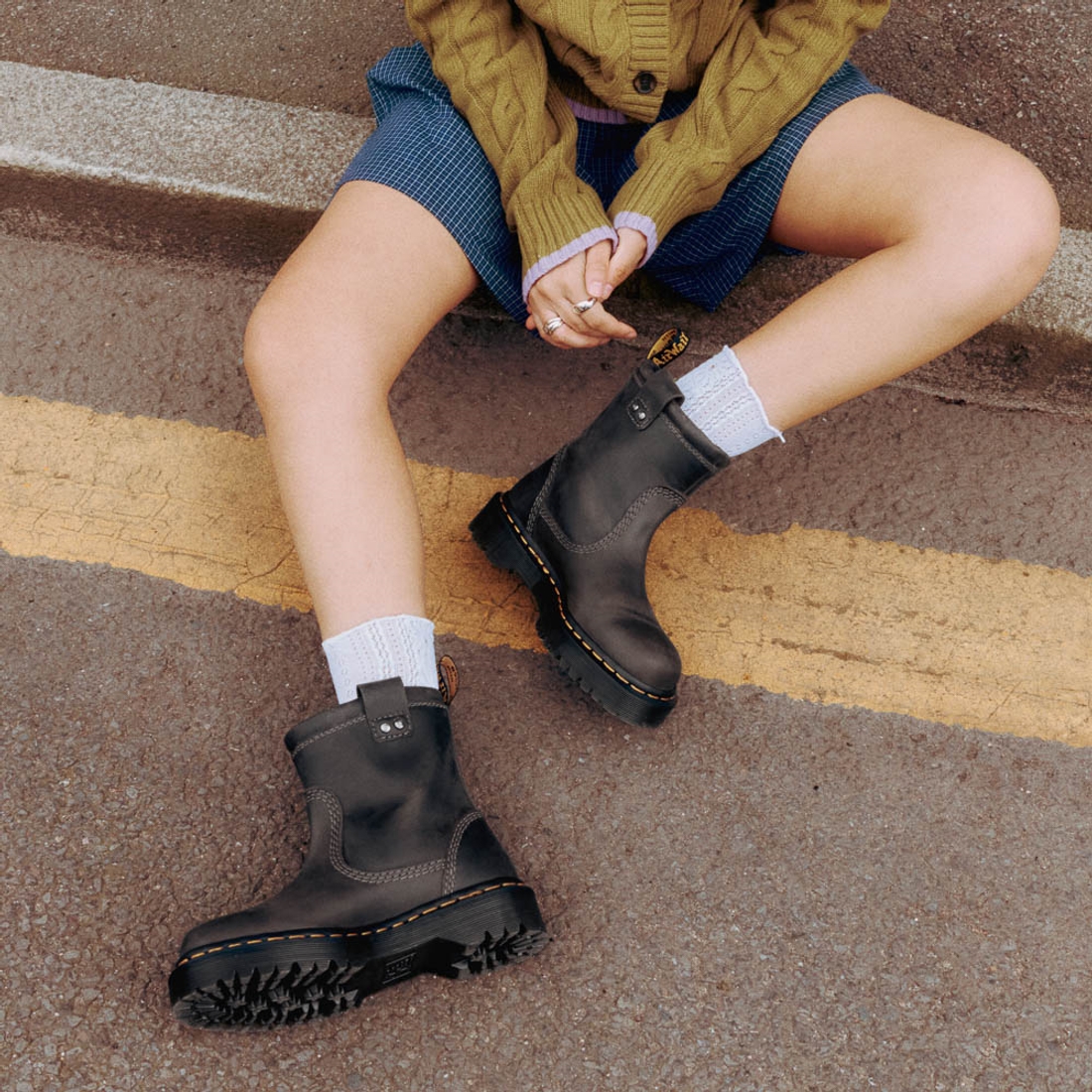 ミドルブーツ DR. MARTENS Anistone Lo Leather Biker Boots Anistone Lo Leather Biker Boots in Black Milled Nappa | Dr