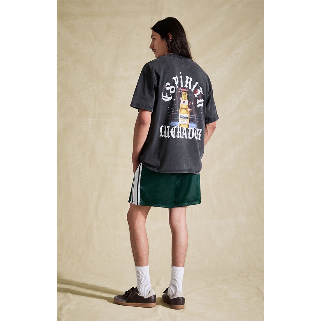 Modelo Bucket Ring T-Shirt